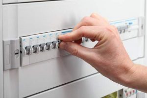 RCDs (रेसिडुअल् करंट डिटेक्टर) का उपयोग करके आप अपने घर को बिजली के झटको से बचाये
